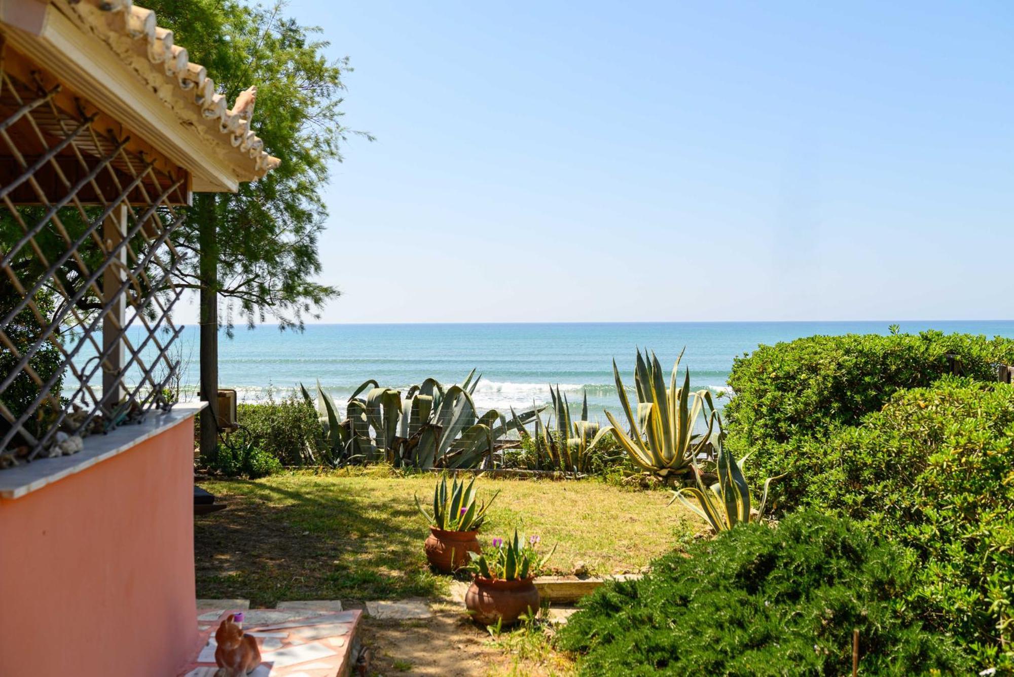 Salty Noses Beach House Paradise Perfect For Families Pyrgos  Ngoại thất bức ảnh